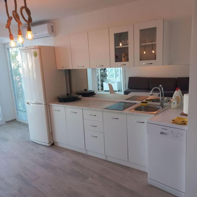 Lovely 1- Bedroom Condo Close To Downtown スコピエ エクステリア 写真