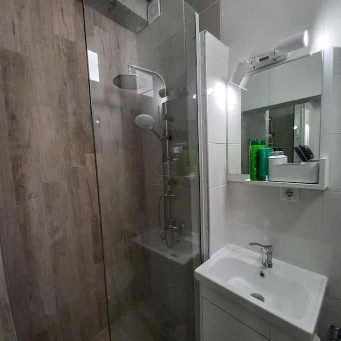 Lovely 1- Bedroom Condo Close To Downtown スコピエ エクステリア 写真